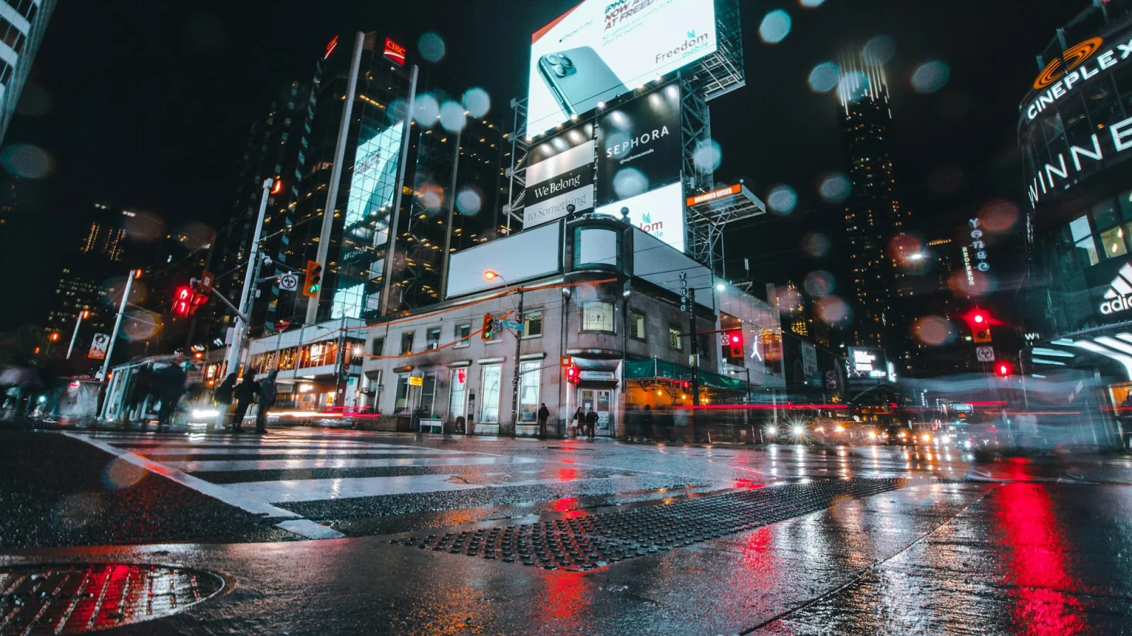 Toronto Yonge–Dundas Meydanı’nda yürüyen insanlar
