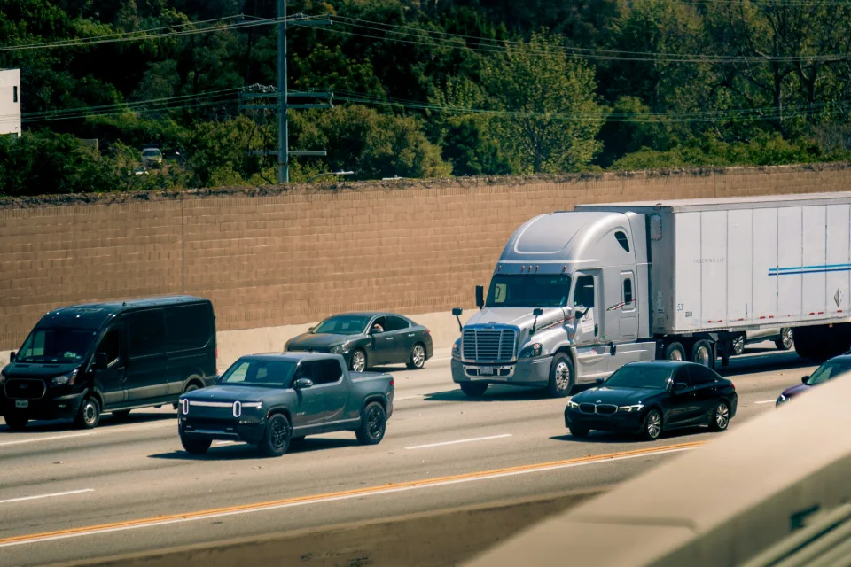 Los Angeles’ta araçların ilerlediği çok şeritli otoyol